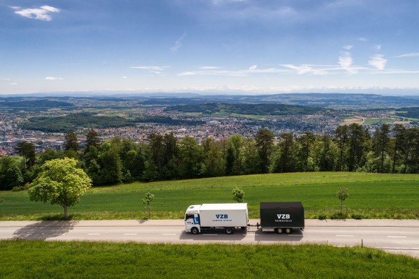 Lastwagen mit Anh&auml;nger